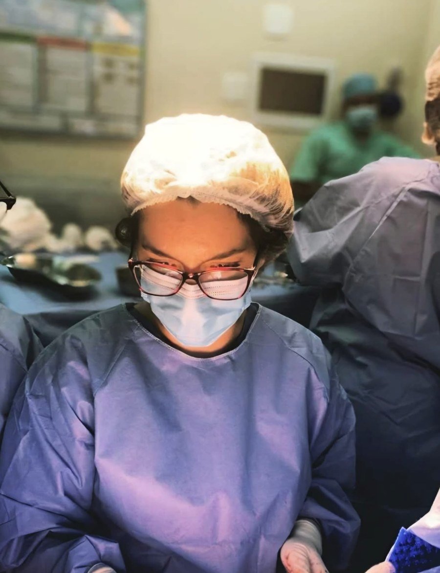 Dra. Alessandra Cintra Amaral durante uma cirurgia